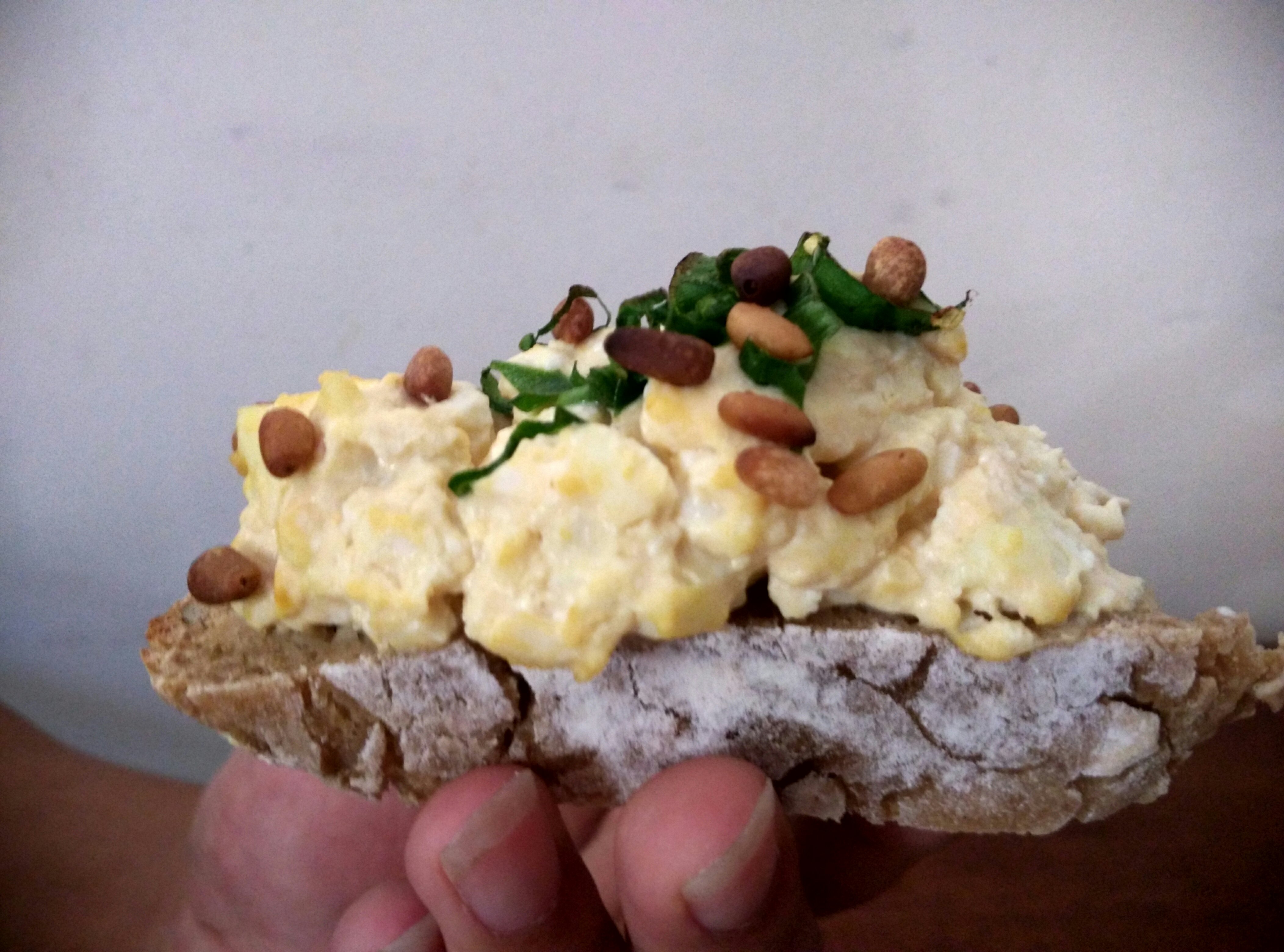 [健康早餐]豆腐美乃滋配水煮蛋开放三明治的做法