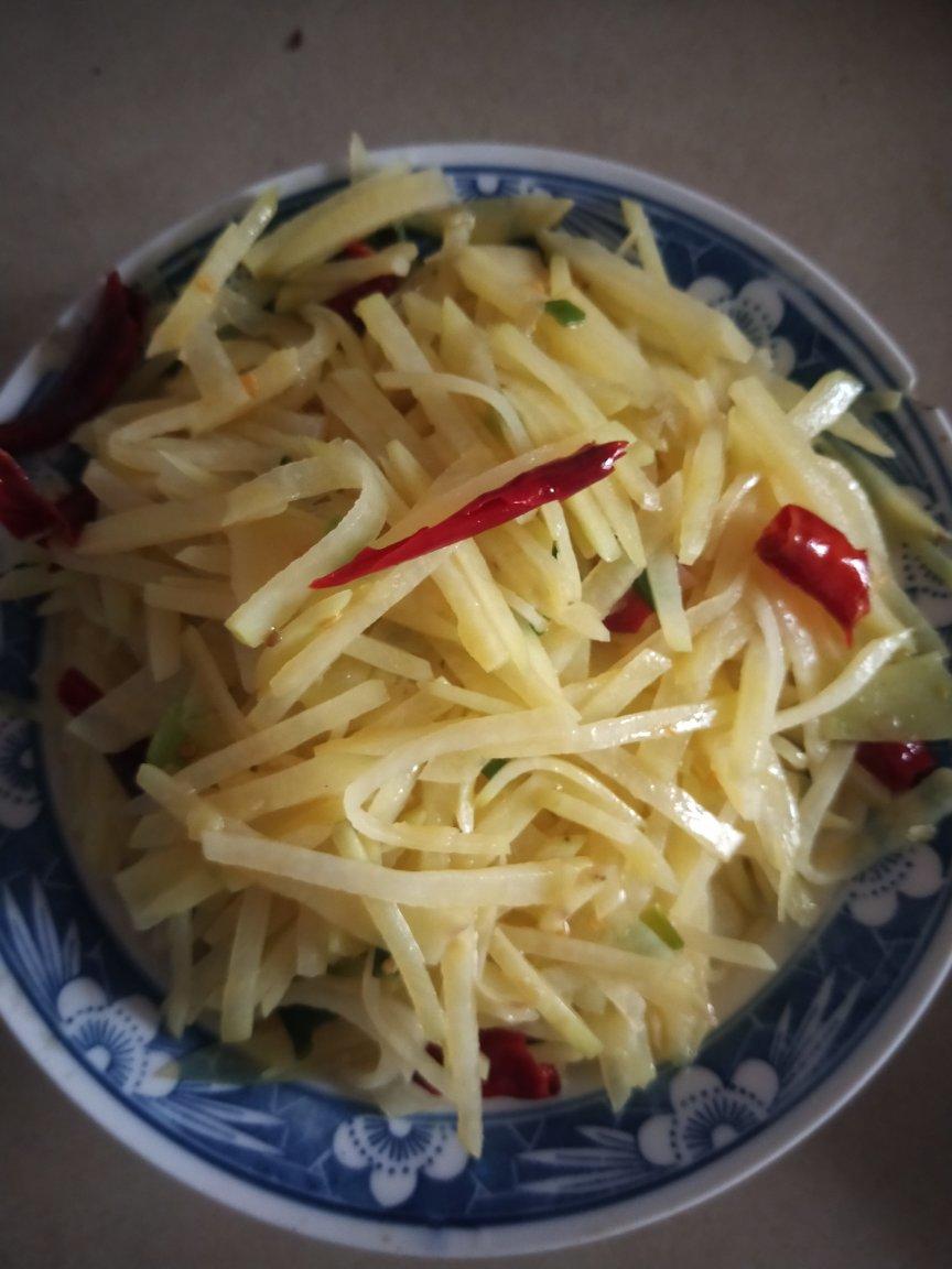 酸辣土豆丝的正宗做法，学会这三个技巧，土豆丝脆爽又下饭