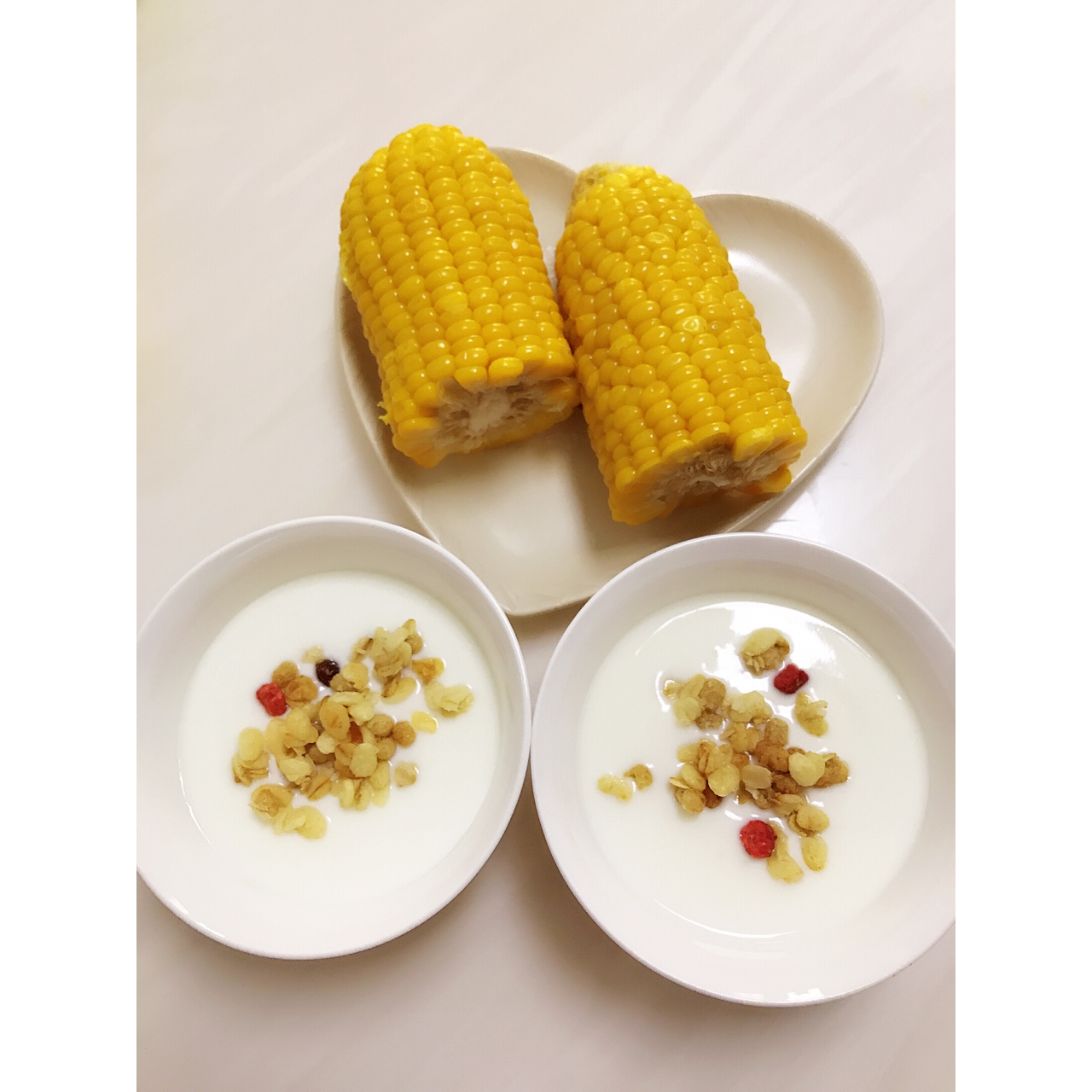 美好早餐—玉米、牛奶泡水果、燕麦片
