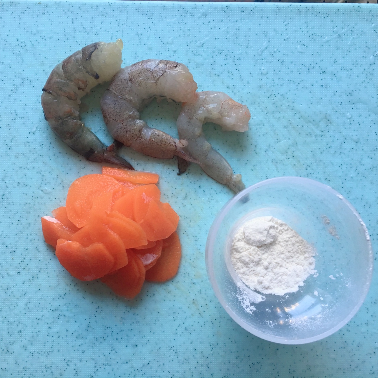 胡萝卜鲜虾条🦐宝宝辅食易操作的做法 步骤1