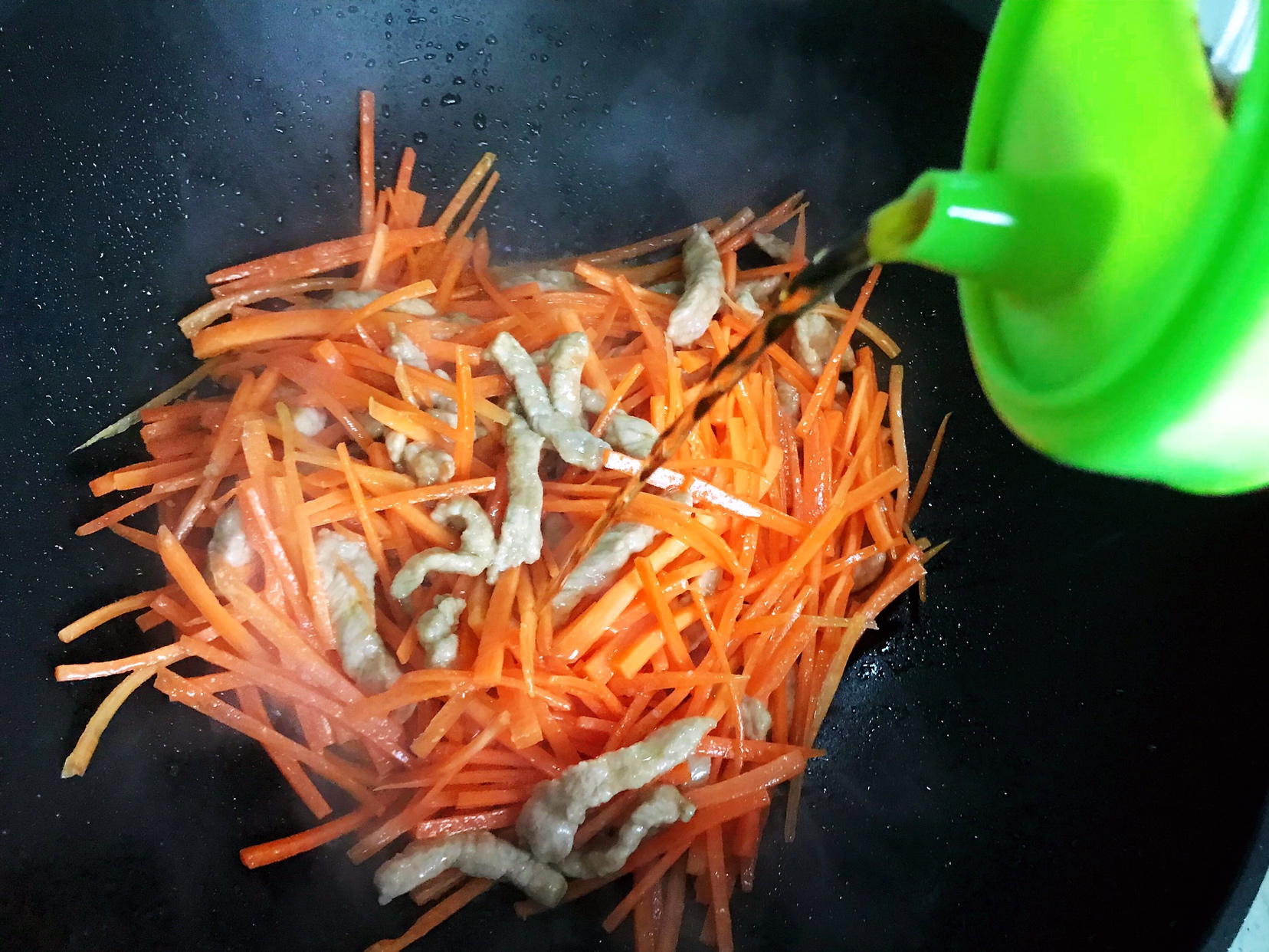 蚝油胡萝卜青椒香干炒肉丝的做法 步骤12