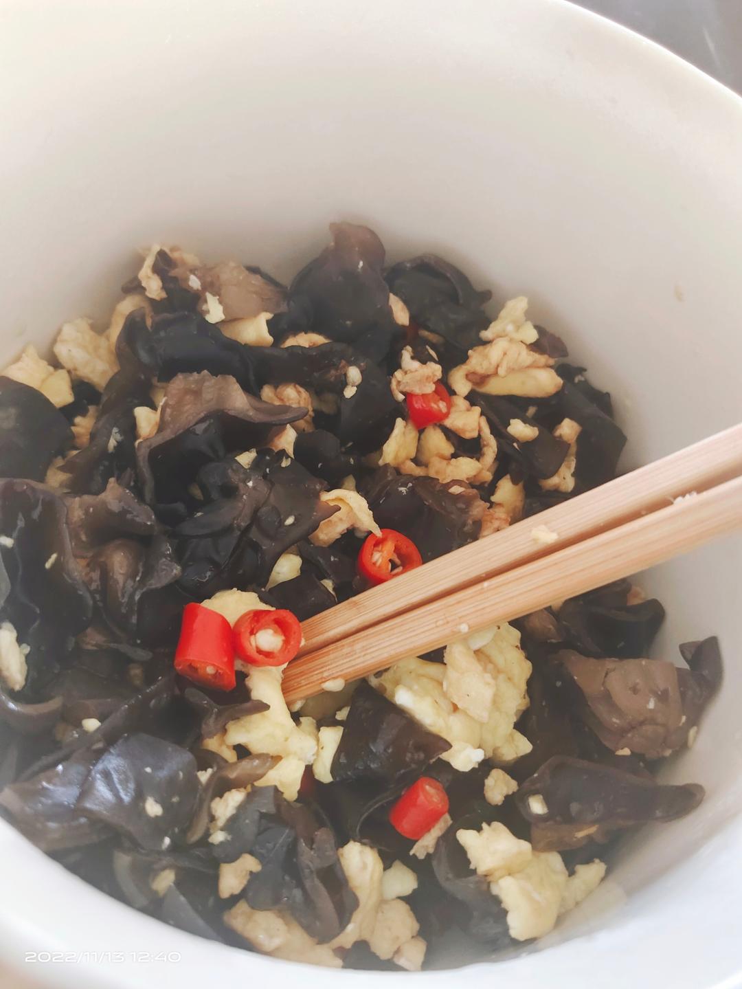 黑木耳青椒炒鸡蛋（营养又下饭）