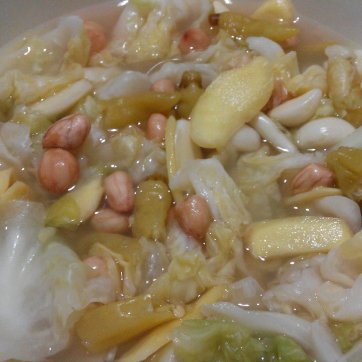 酸辣泡菜
这个泡菜是我吃到一款比较特别的菜菜，觉得非常好吃，第一次泡菜时老公说，不要做了泡菜有什么好吃的，结果泡好了上一盘差点给