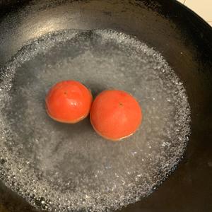 只需一步，不需要番茄酱也能做出浓郁汤汁的西红柿鸡蛋面的做法 步骤2