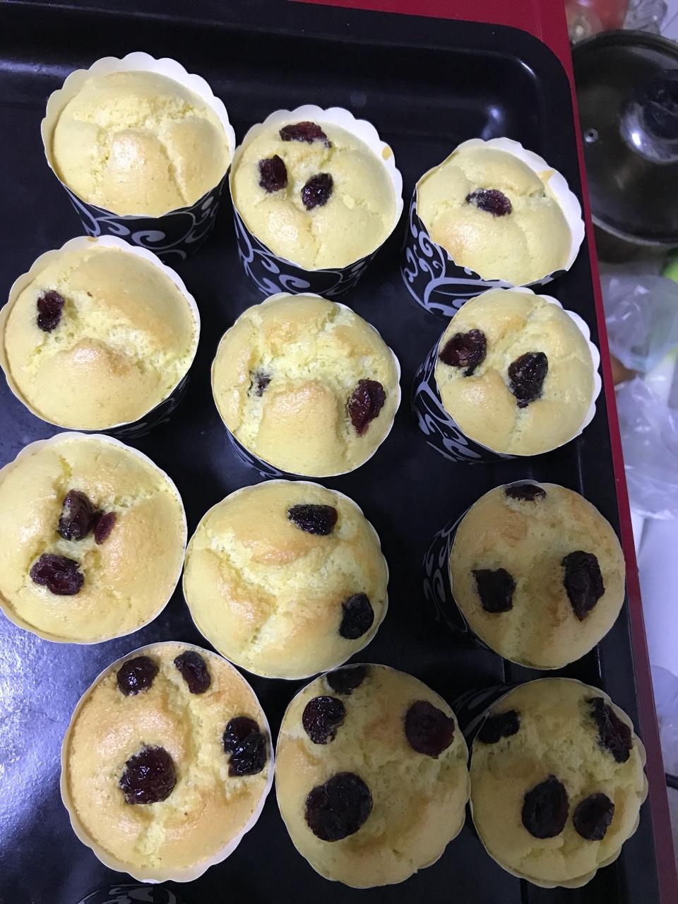 蜜虫儿公主做的软绵绵戚风纸杯蛋糕