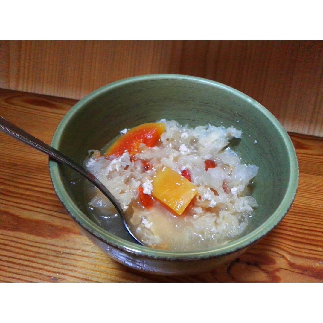 银耳红枣枸杞甜汤