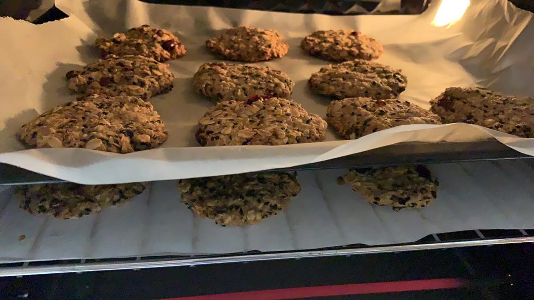 素食:有机燕麦芝麻大饼干
