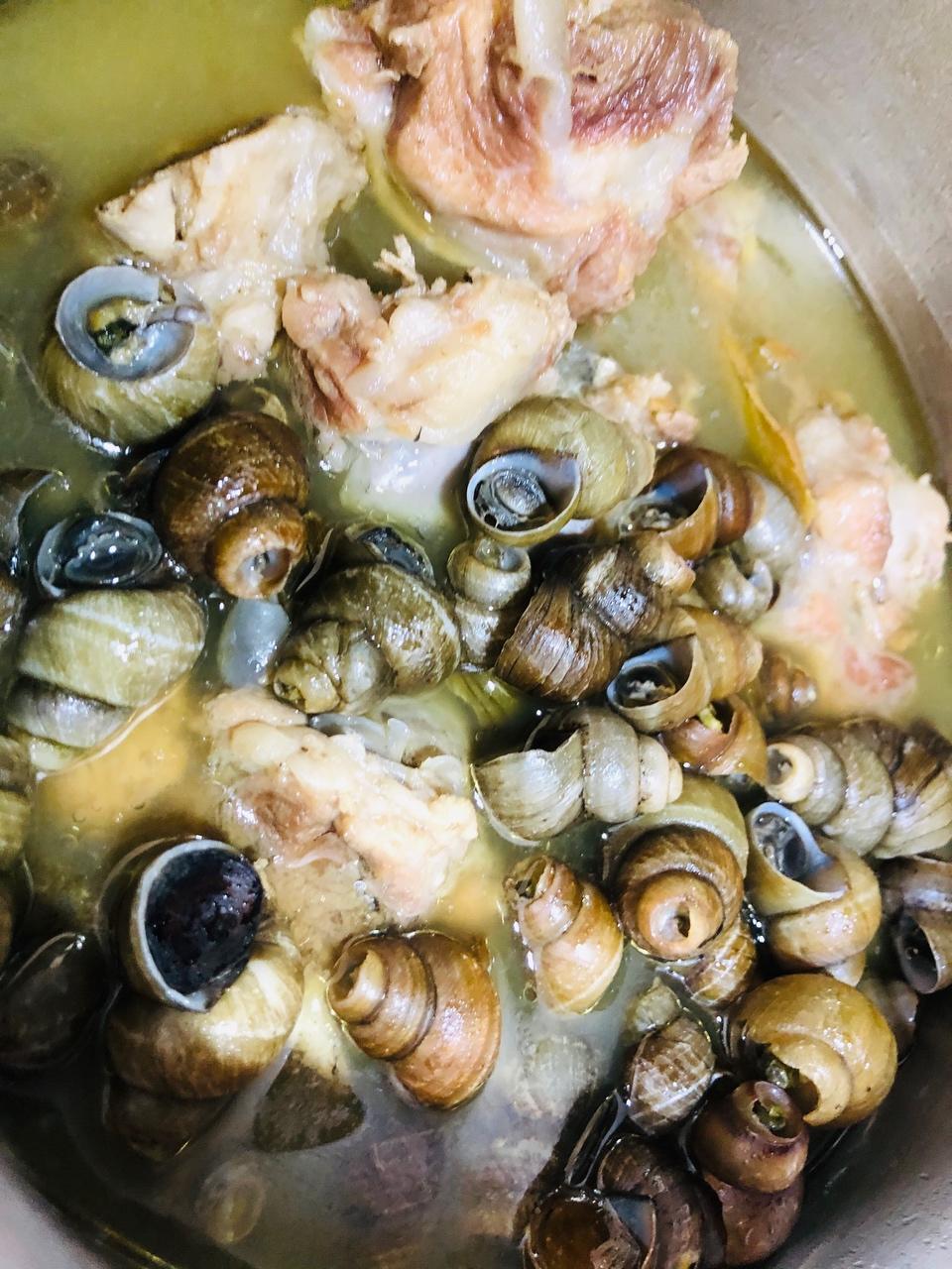 石螺筒骨汤的做法