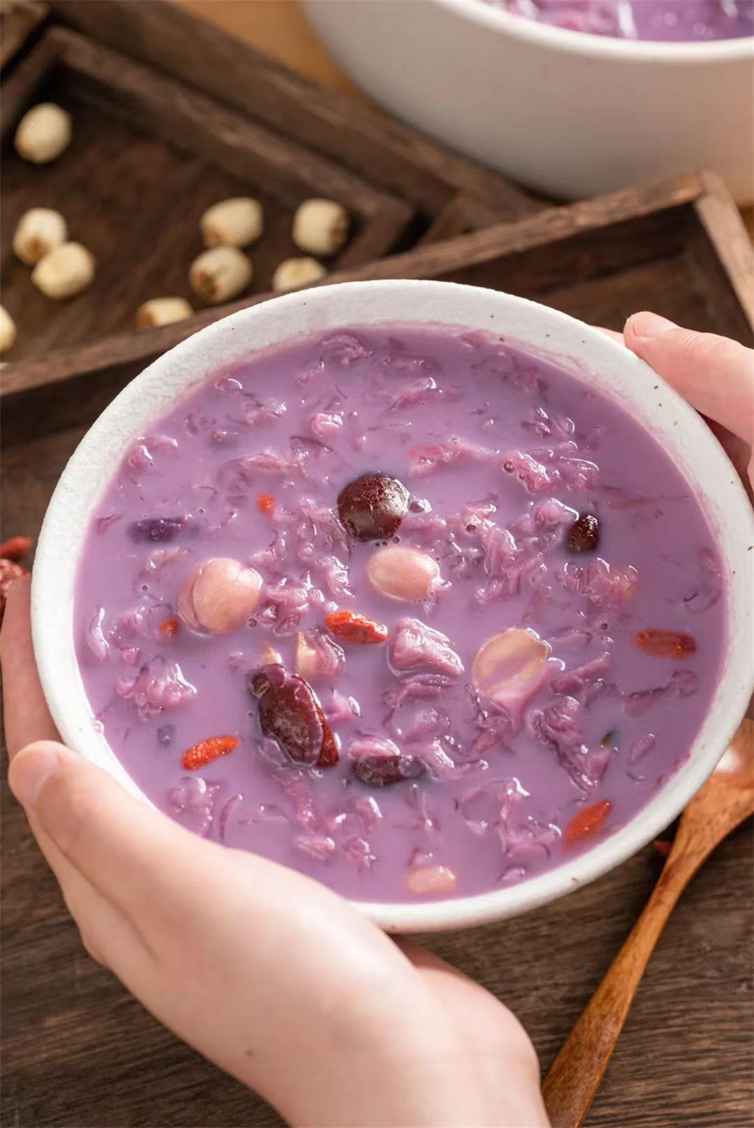 紫薯银耳莲子羹的做法