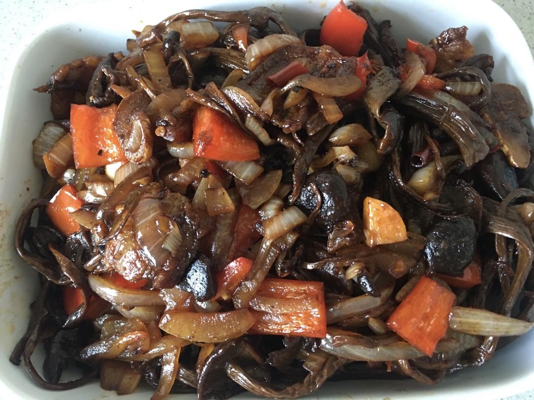 五花肉干锅茶树菇
