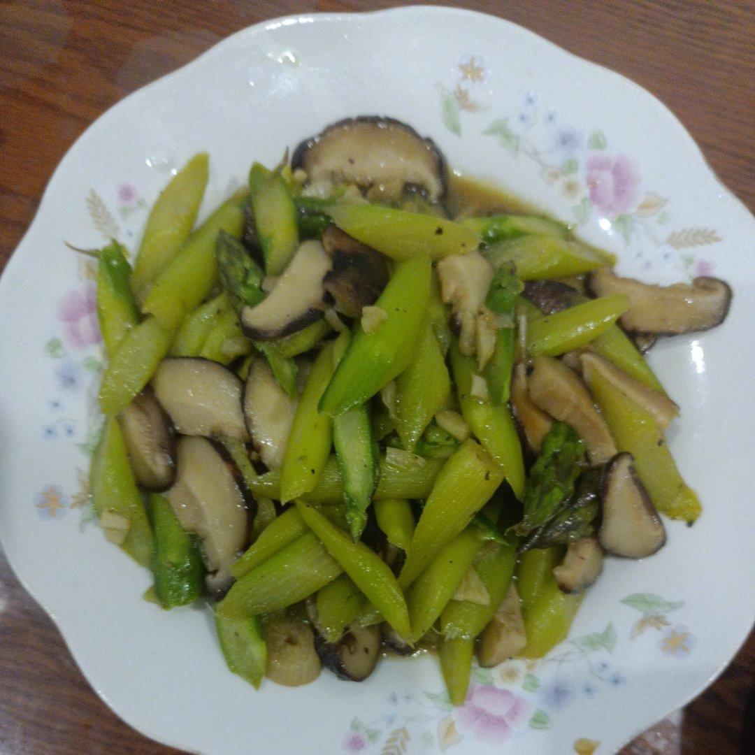芦笋炒蘑菇