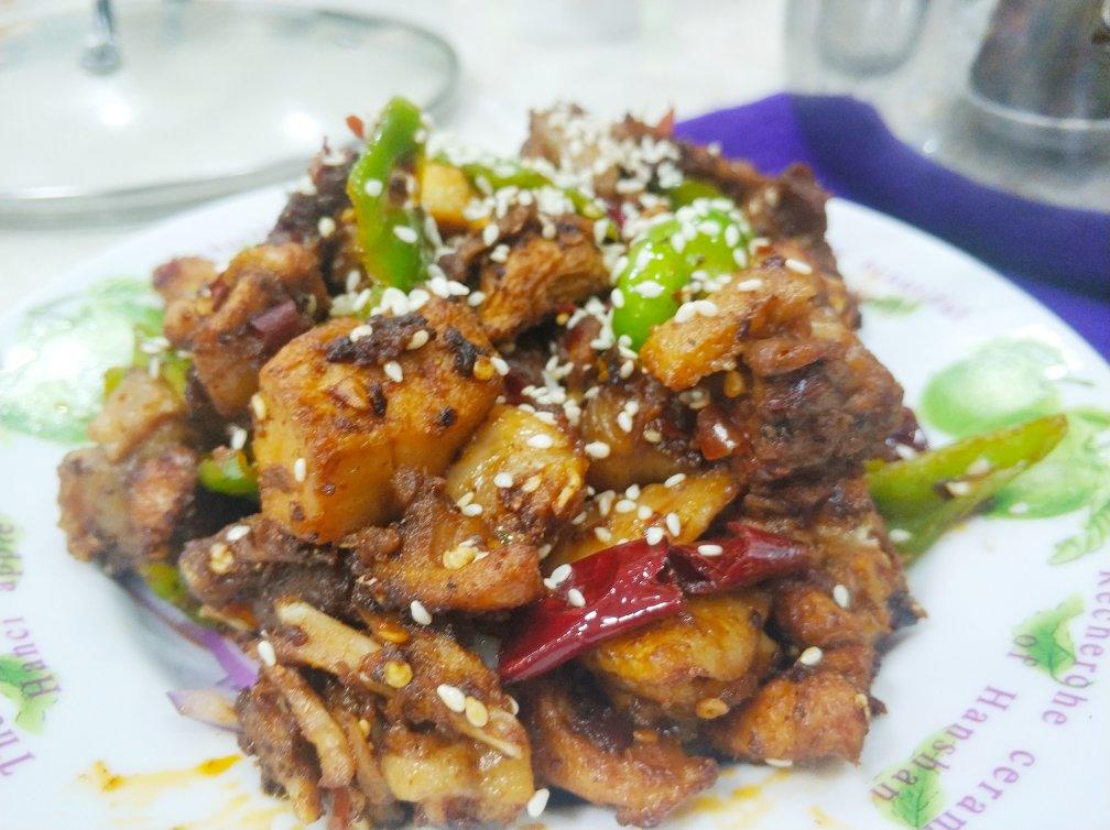 厨师长教你：“干锅鸡”的家常做法，肉香四溢回味无穷