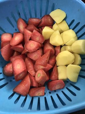 入门级“胡萝卜土豆炖牛腩”零失败的做法 步骤3