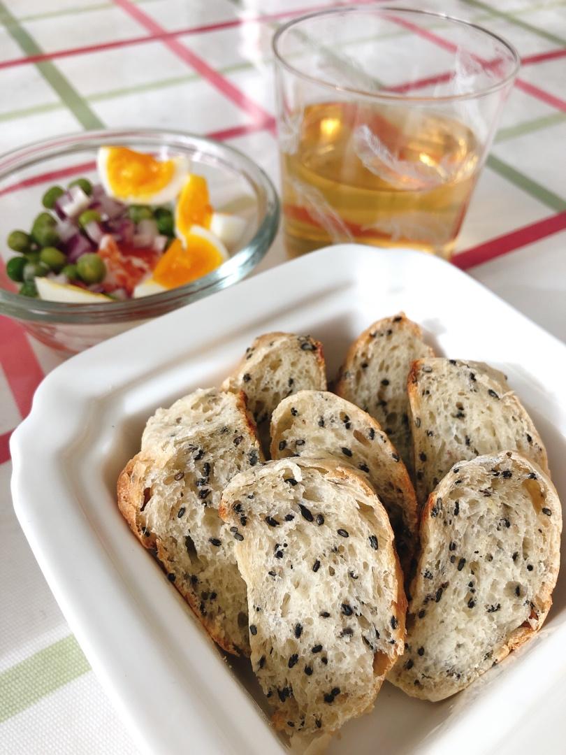 脆皮黑芝麻面包