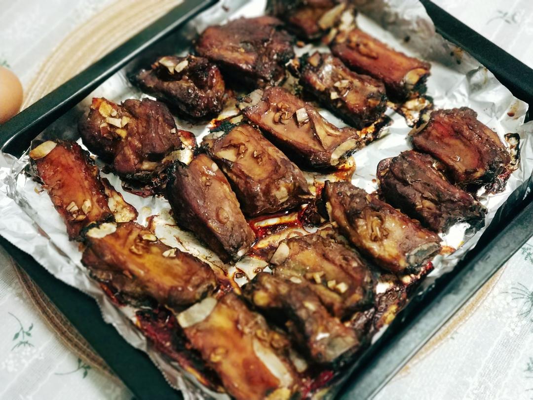 外焦里嫩！好吃到舔手指的蒜香烤排骨