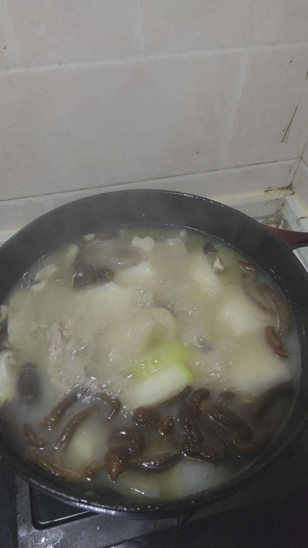 一根大骨头就能做出的奶白骨头汤