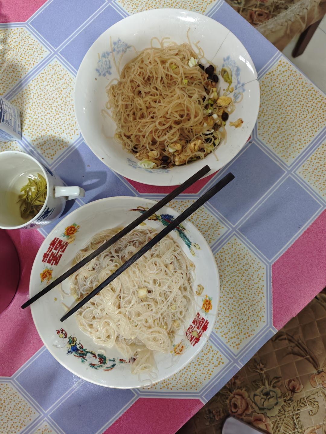 做鸡蛋炒粉丝，千万不要直接炒，多加一步，好看又好吃