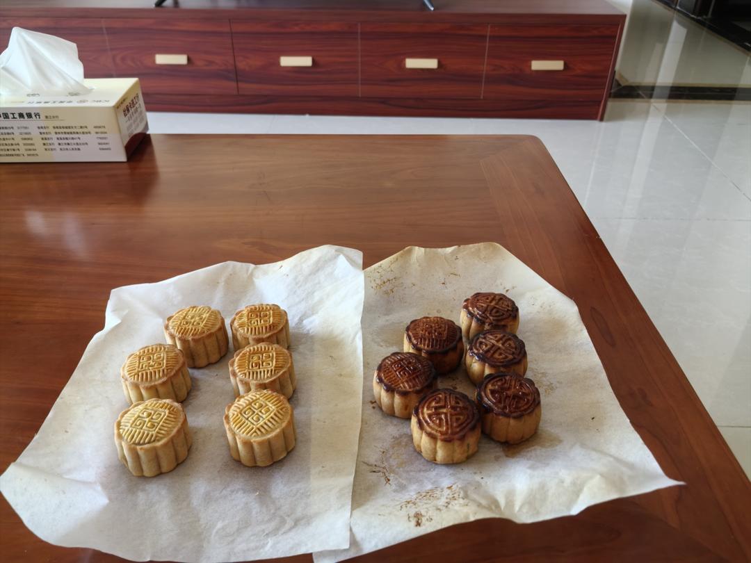 广式蛋黄莲蓉月饼