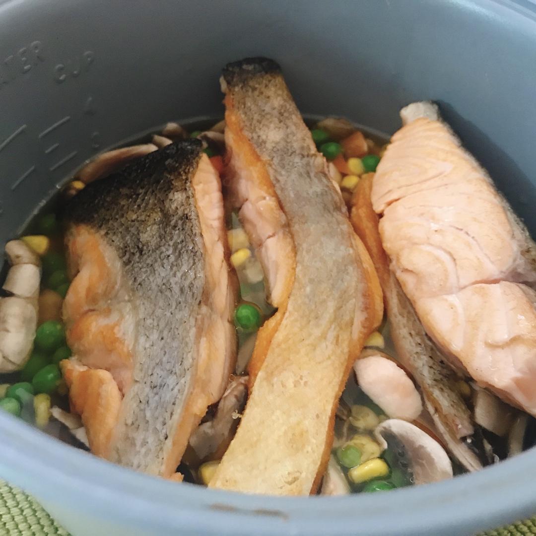 减脂增肌吃什么-三文鱼焖饭-«昨日的美食»常见食材复刻