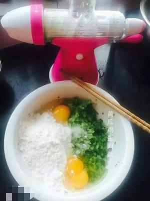 营养早餐●黄瓜鸡蛋饼的做法 步骤2