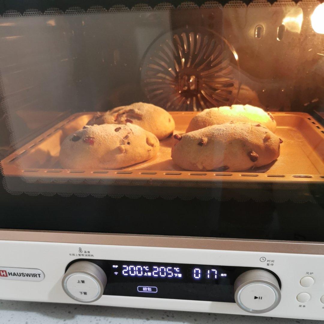 全麦蔓越莓核桃软欧包