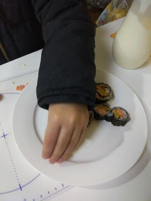 幼儿园小朋友教你做寿司的做法 步骤16