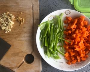 鸡肉青椒胡萝卜的做法 步骤2
