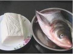 鲢鱼头滚豆腐的做法 步骤1