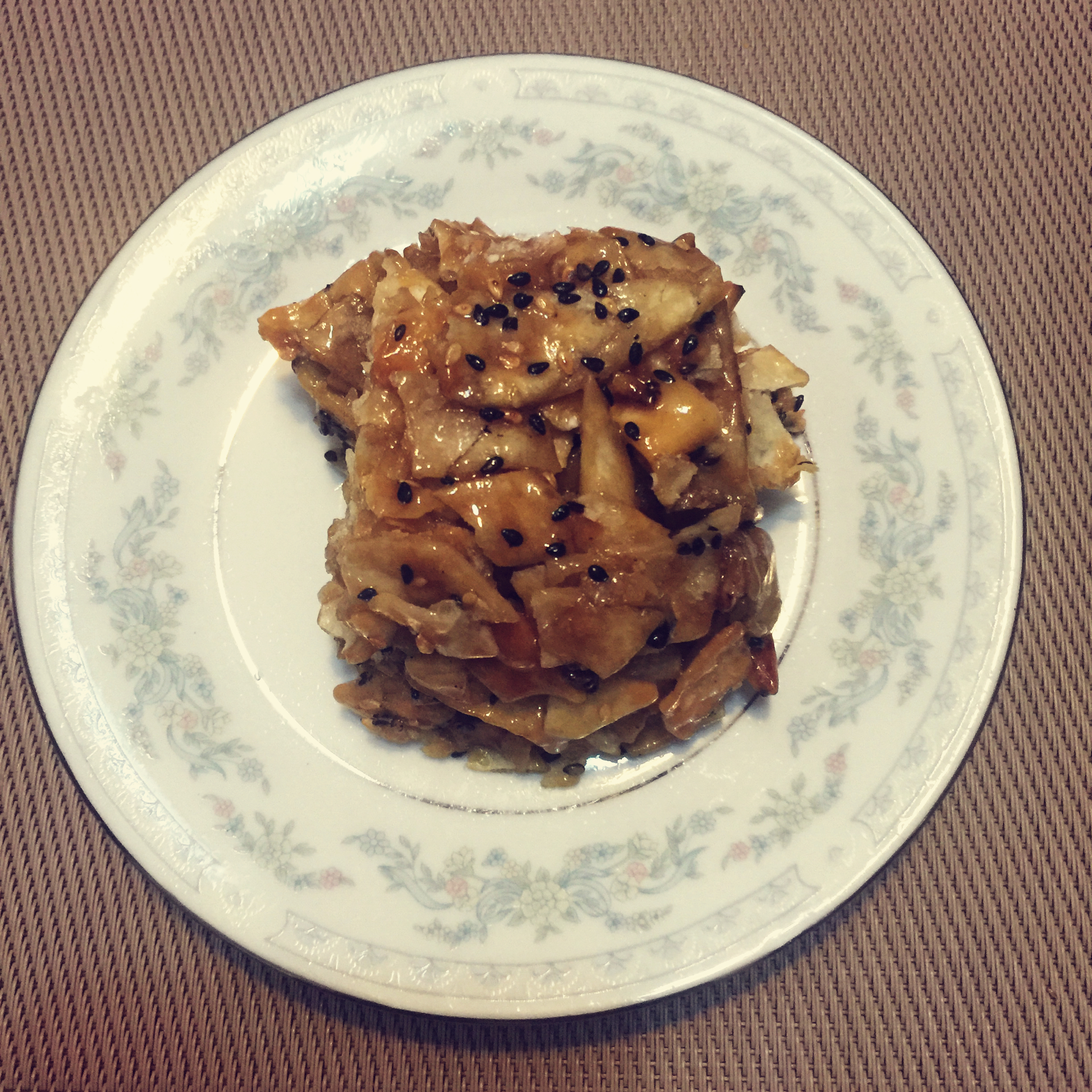 用饺子皮做“萨其马”