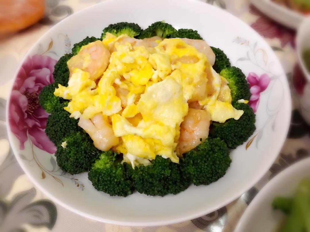 滑蛋虾仁西兰花的做法