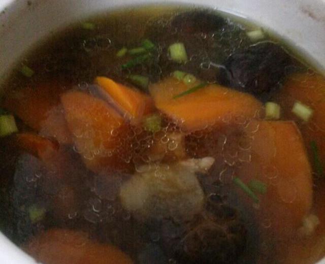 香菇胡萝卜排骨汤的做法