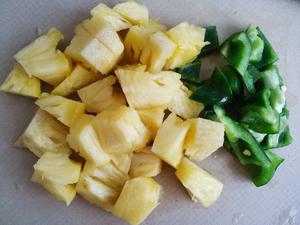 菠萝咕咾肉的做法 步骤3