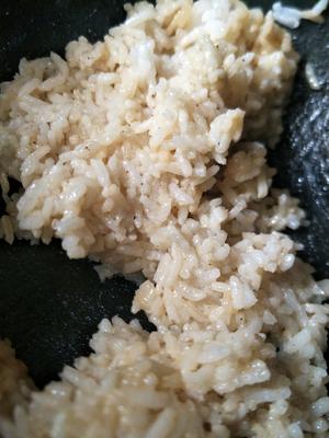 你家的隔夜饭怎么处理？来个香煎米饭团😍的做法 步骤1
