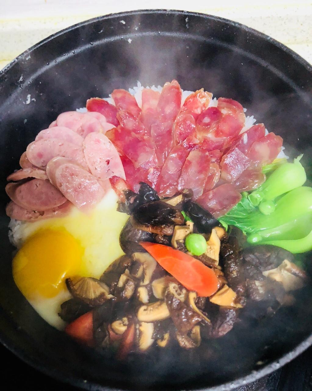 铸铁锅腊肠煲仔饭