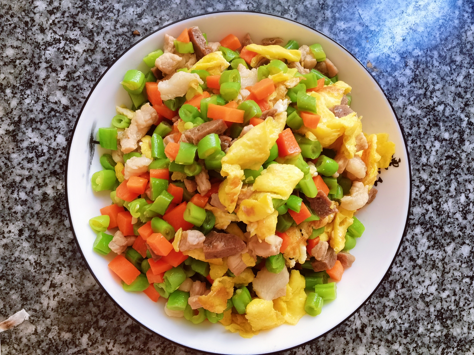 简单易做的下饭菜—胡萝卜豆角煎蛋肉粒的做法 步骤6