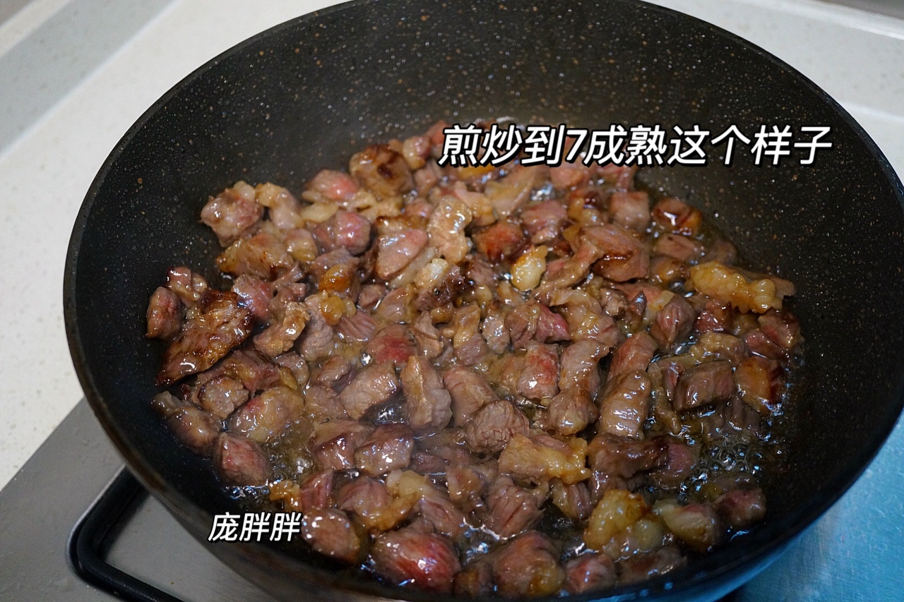 🔥这样做的牛肉超好吃‼️蒜香黄油牛肉粒 ‼️的做法 步骤4