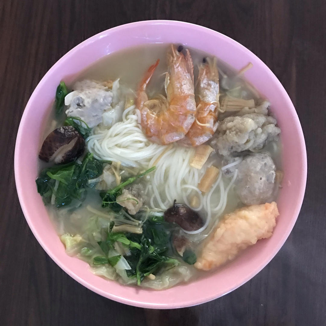 冬天，下班回家吃碗热汤面，暖心暖胃舒服