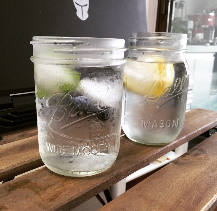 detox water 自制排毒养颜水 健康饮料 果蔬泡汁