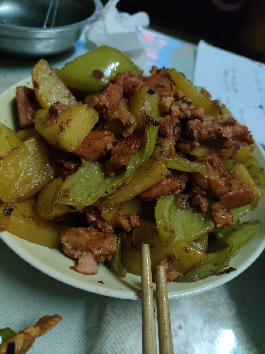 ㊙️无敌爆炸下饭的青椒火腿土豆片❗️