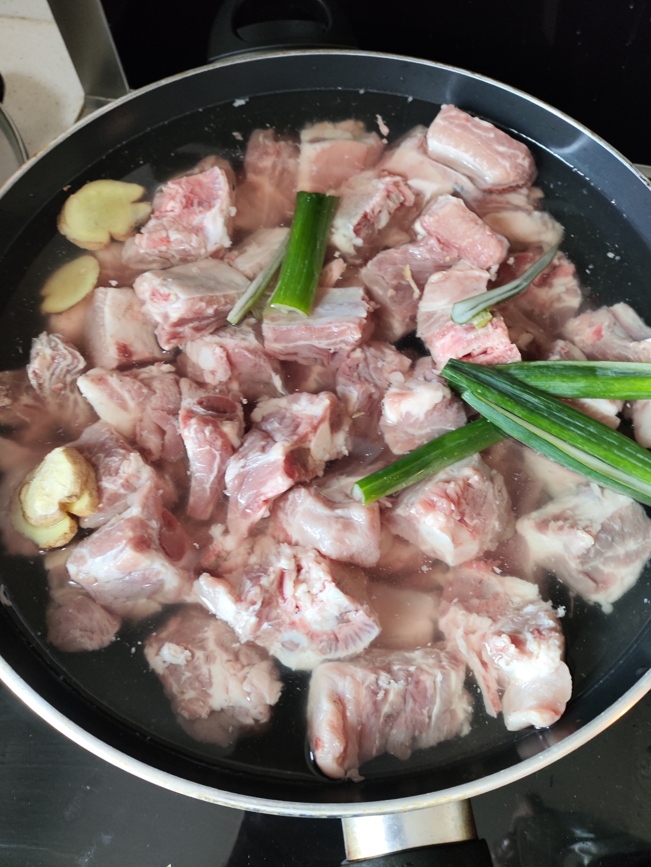 红烧排骨炖豆角土豆🥔白菜的做法 步骤2
