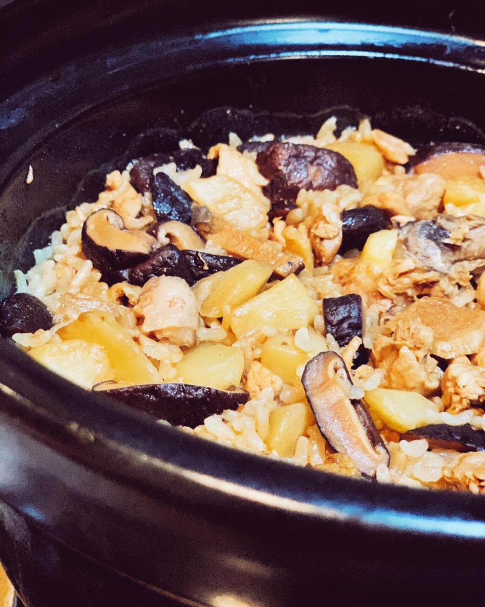 【香菇鸡肉焖饭】