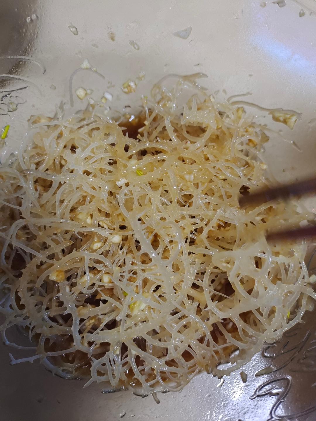 石花菜怎样凉拌才香脆好吃又下饭《石花菜拌菠菜》