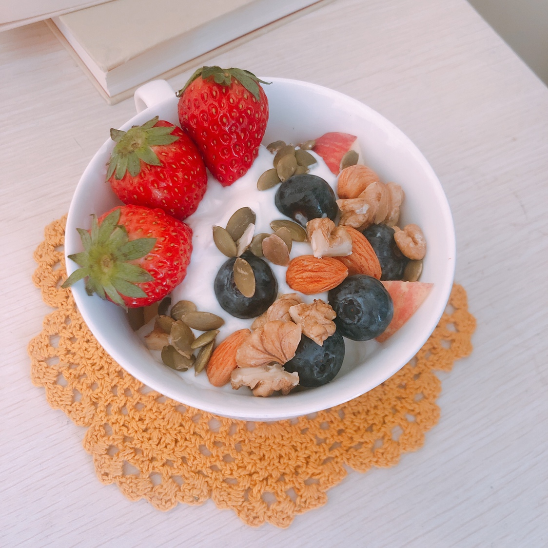 【健康甜品】草莓坚果酸奶碗的做法 步骤3