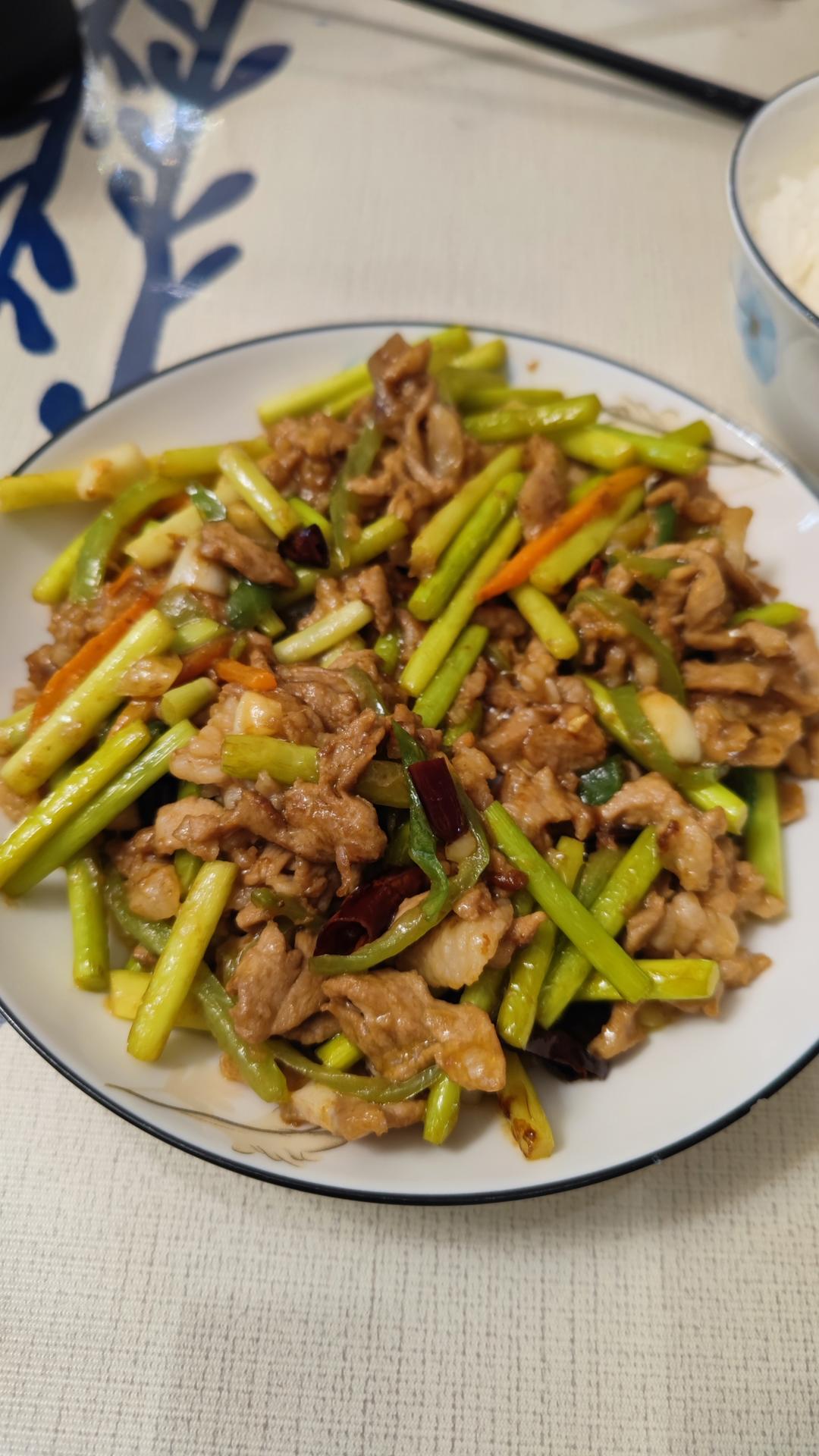 青椒肉丝，这样炒太好吃了。