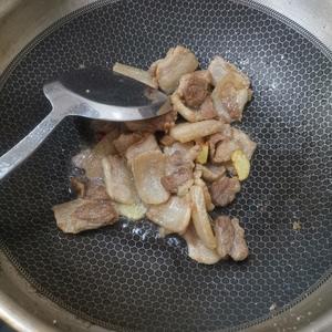 家常小炒肉(洋葱青椒五花肉)的做法 步骤4