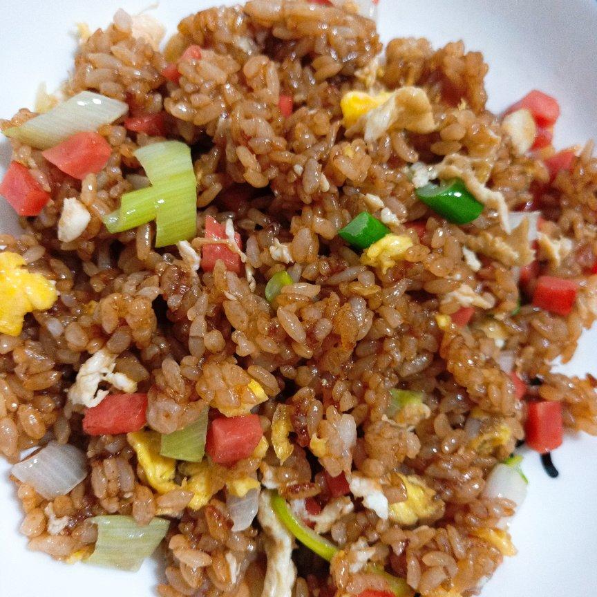 厨师长教你：“酱油炒饭”的家常做法，里面满满的小技巧，很受用