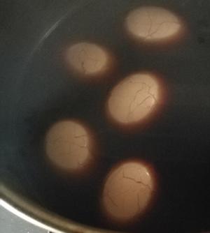 五香茶叶蛋的做法 步骤4