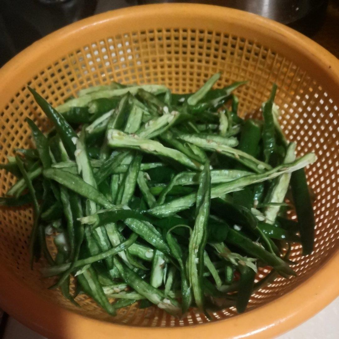 青椒肉丝，这样炒太好吃了。