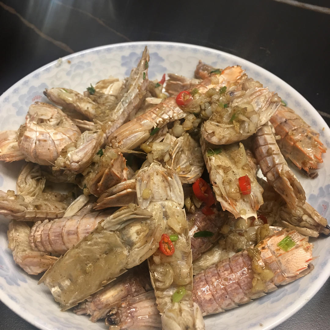 无油炸版的椒盐皮皮虾和巧拨虾壳的方法