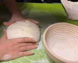 传统欧包
天然酵种 让你的面包拥有大气孔 漂亮耳朵的做法 步骤9